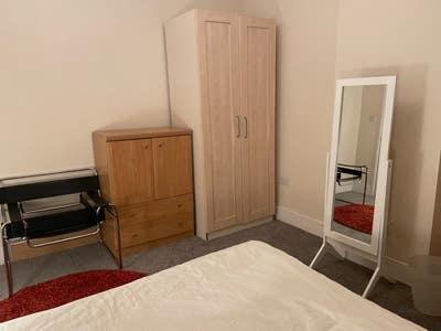 Spacious double bedroom in family home Main Photo