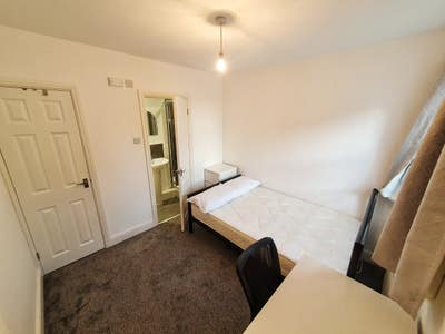 Large Double Ensuite - Central Headington Main Photo