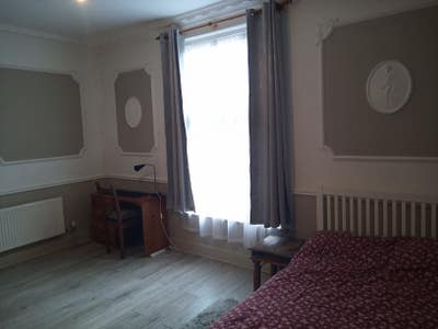 Spacious Double Room in clean, friendly house Main Photo