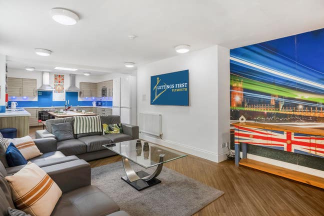 1 Extra Large En-Suite Student Room Avail Sep 25 Main Photo