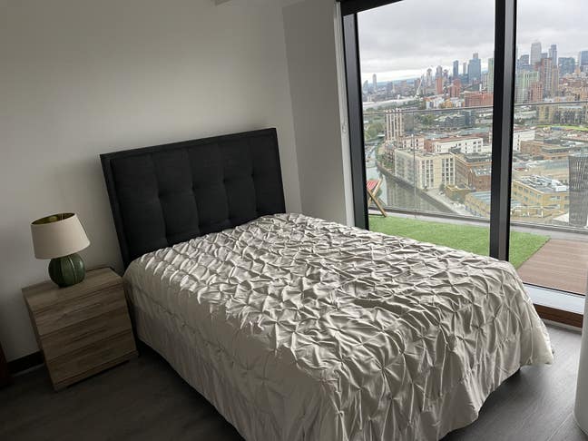Breath taking views of London from your cosy room Main Photo