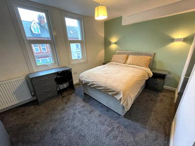 Luxury Bedroom with En Suite - Corporation Rd Main Photo