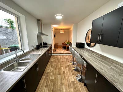 Luxury Bedroom with En Suite - Corporation Rd Main Photo