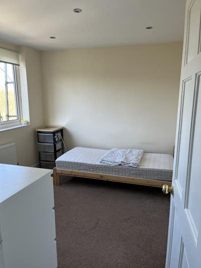 Double Room Available Near Chatham Station Main Photo