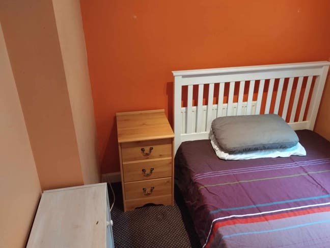 Small room, double bed, 600 all included little st Main Photo