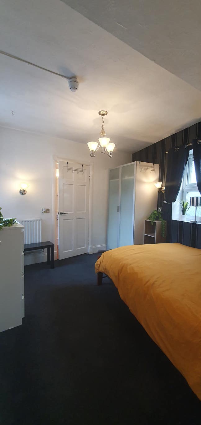 NO FEES. Double En-suite all bills included Main Photo