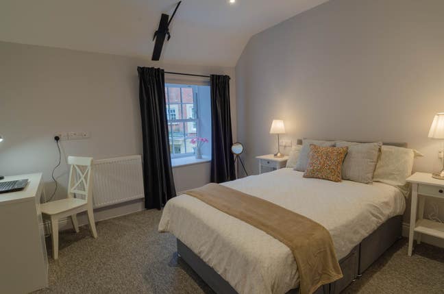 Large en-suite Town centre close to Hospital Main Photo