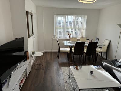 Modern Double Room + Ensuite, 15 mins to Glasgow Main Photo