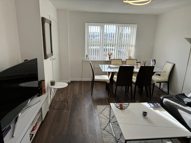 Modern Double Room + Ensuite, 15 mins to Glasgow Main Photo