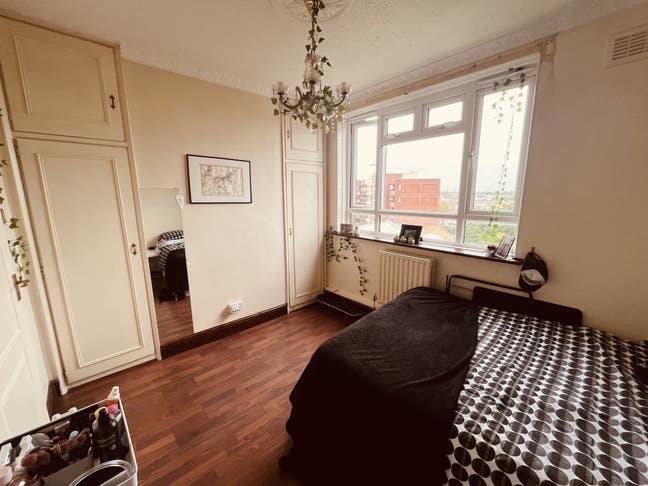 Double room available now - Southfields Main Photo