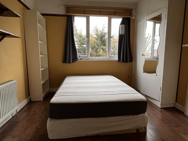 Double room in a house of professionals Main Photo
