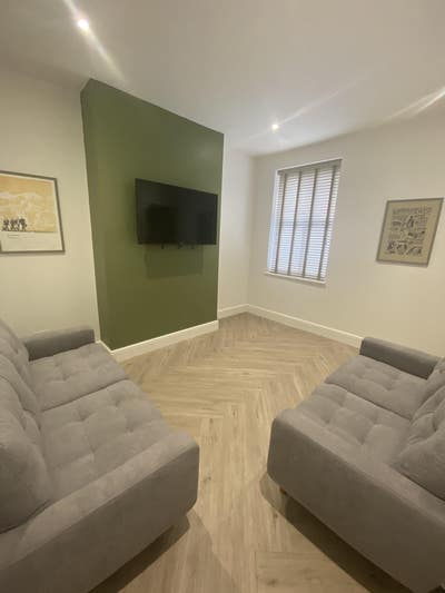 5 BED HOUSE Main Photo