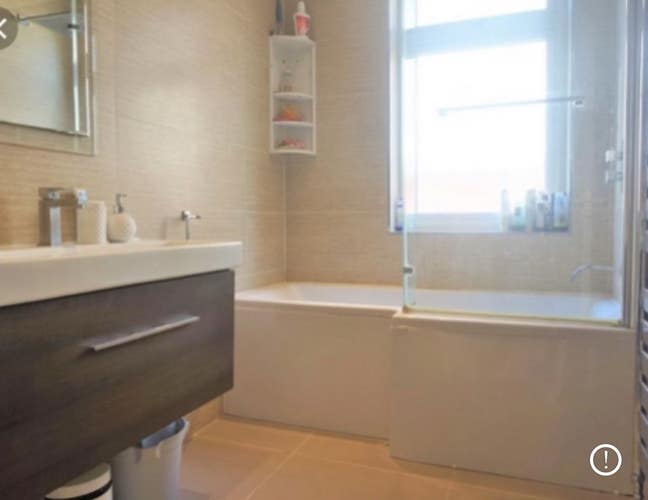 Double bedroom in a family home Main Photo