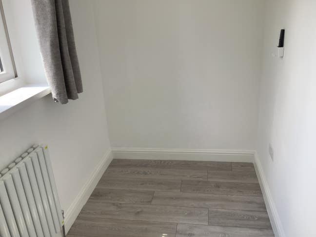 Single room in newly renovated house Main Photo