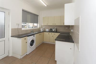 Renting Whole House - 3 Bedroom ST4 - &pound;900 PCM Main Photo