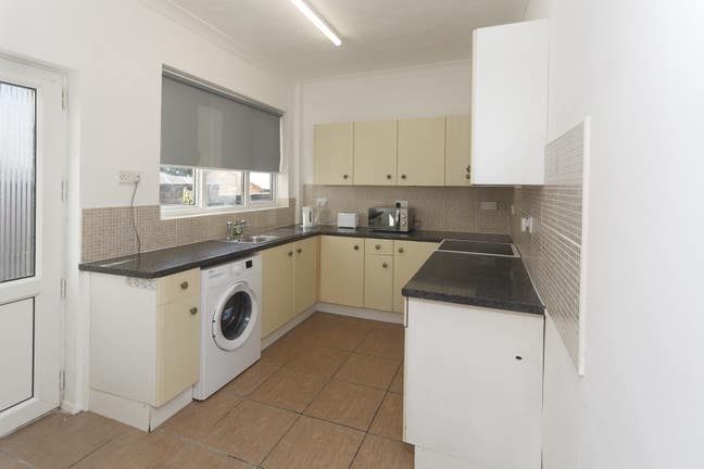 Renting Whole House - 3 Bedroom ST4 - &pound;900 PCM Main Photo