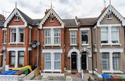 Double room in first floor flat  Main Photo