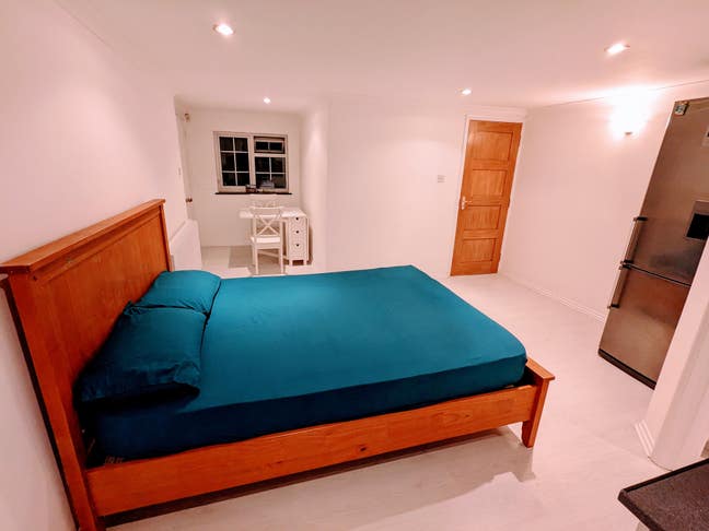 Big Studio near Burnham Station All Bills Included Main Photo
