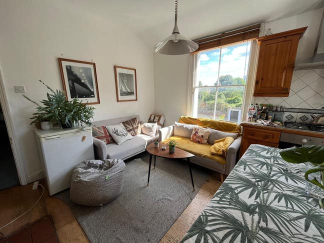 Double bedroom in great flat share -bills included Main Photo