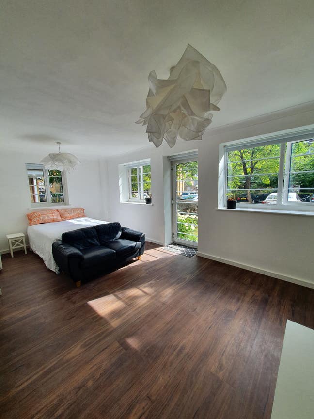 SE16 - Close to river - Stunning, huge garden room Main Photo