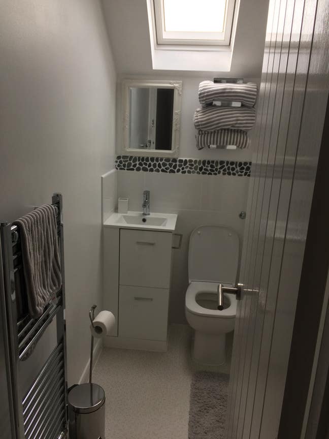 Double bedroom to rent with private shower room. Main Photo
