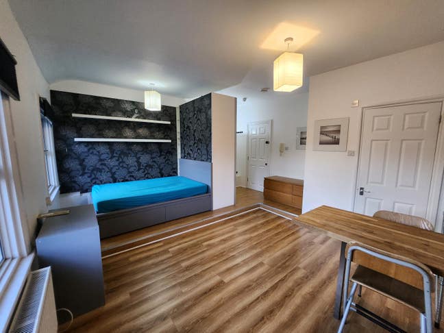 Top Floor Studio Flat W Garden - All Bill Included Main Photo