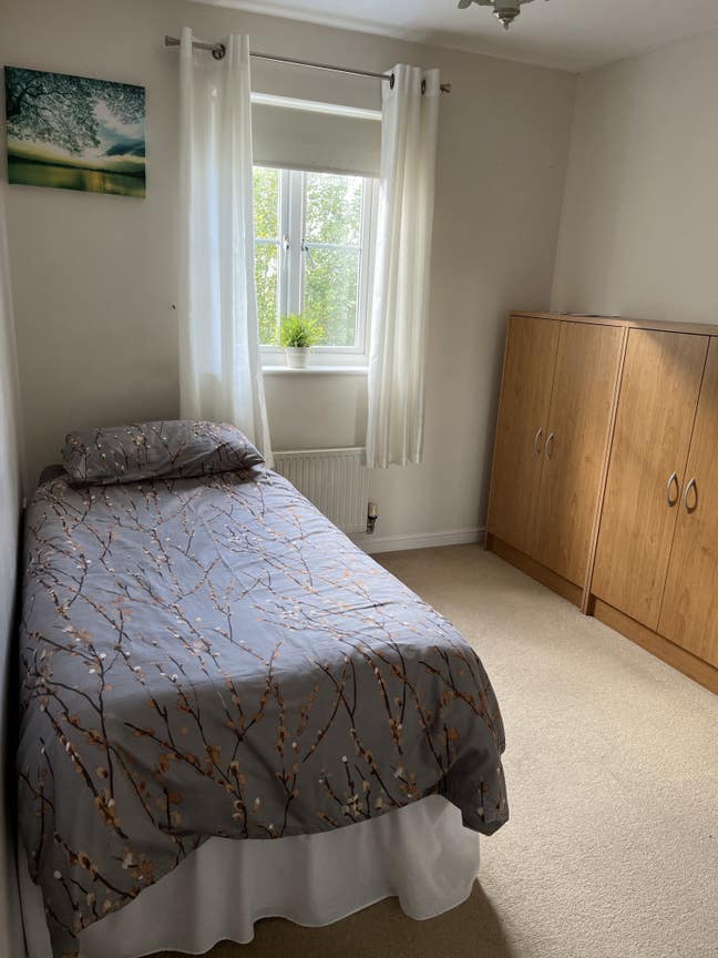 Desirable spacious fully furnished room  Main Photo