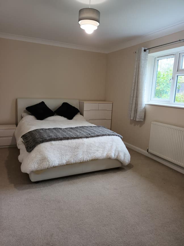 Large Double Room in Quiet Close.  All Bills inc. Main Photo