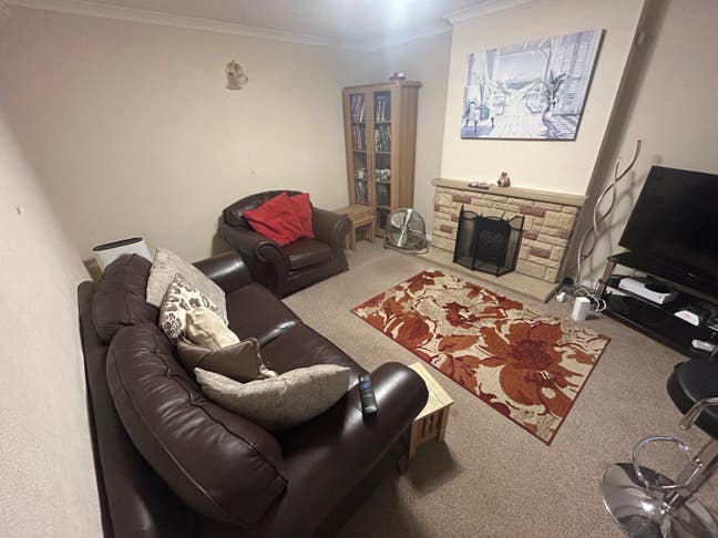 Refurbished single room to rent Main Photo