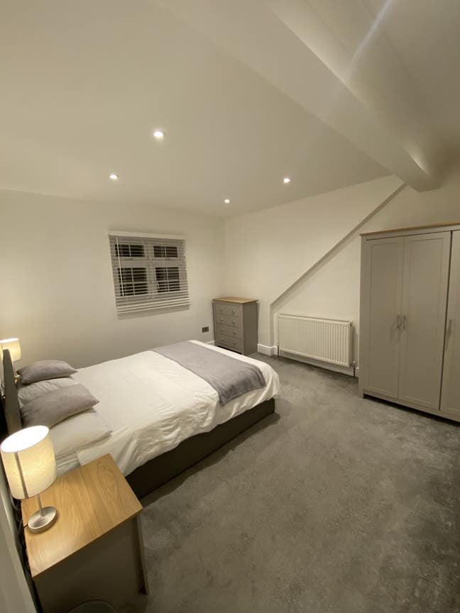 Large Double room - in modern property  Main Photo