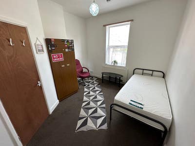 Self Contained Furnished Wakefield City Centre Main Photo