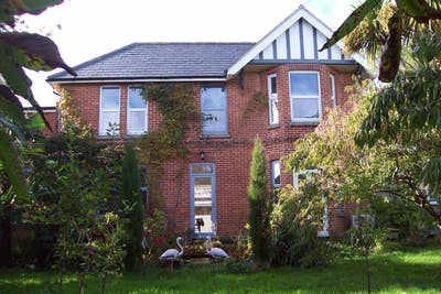 Grand Sandown villa by beach & transport links Main Photo