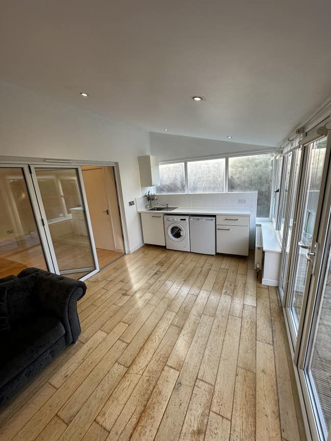 Self Contained 1 bed flat ALL bills included!  Main Photo