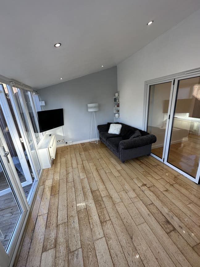 Self Contained 1 bed flat ALL bills included!  Main Photo