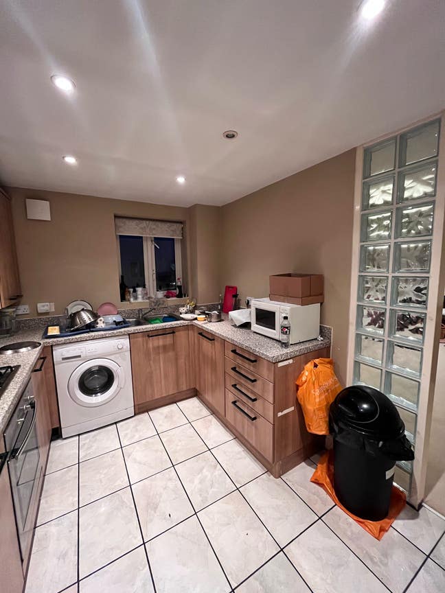 Female Wanted For single room 2 bed room flat Main Photo