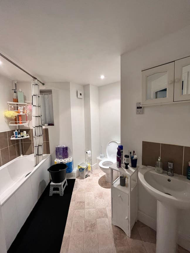 Female Wanted For single room 2 bed room flat Main Photo