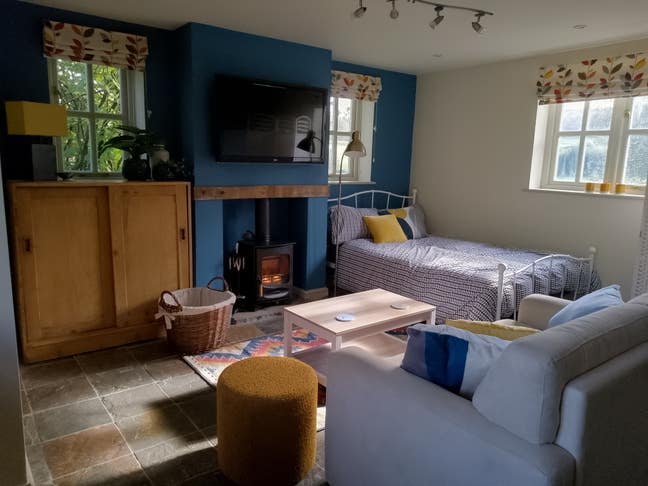 Cosy single studio with woodburner - avail Sun-Fri Main Photo