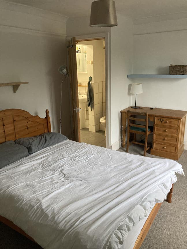 Large en suite room in  family home. Females pref Main Photo