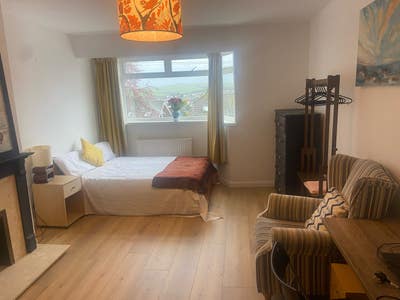 Lovely bright and  spacious double room available Main Photo
