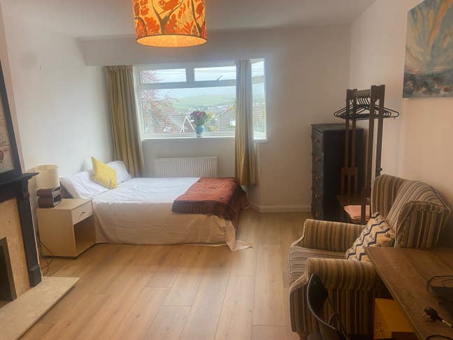 Lovely bright and  spacious double room available Main Photo