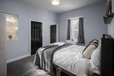 🏡 August - 1 bed flat - 15 mins walk to 🏥 Main Photo