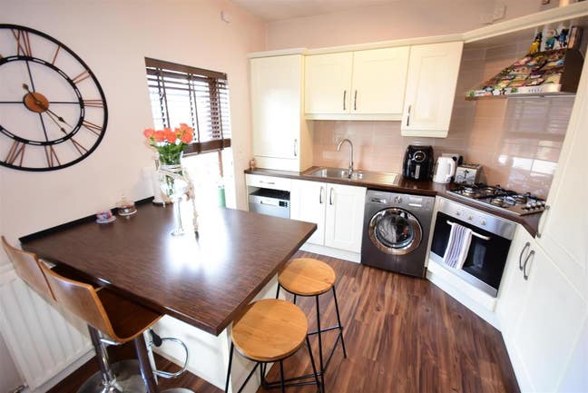 1 double room for rent in a  maisonette Main Photo