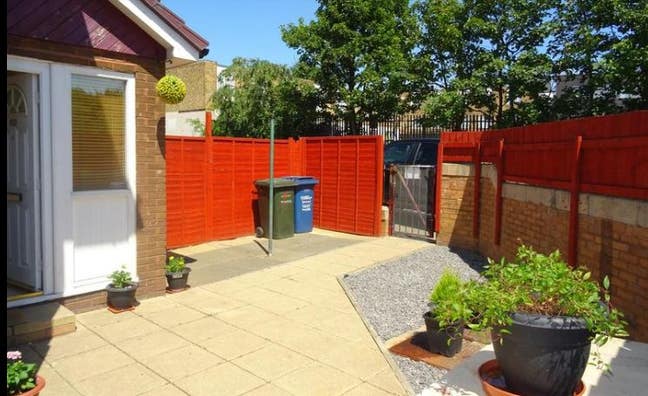 2 Beds in End Terrace House (Close to City Centre) Main Photo