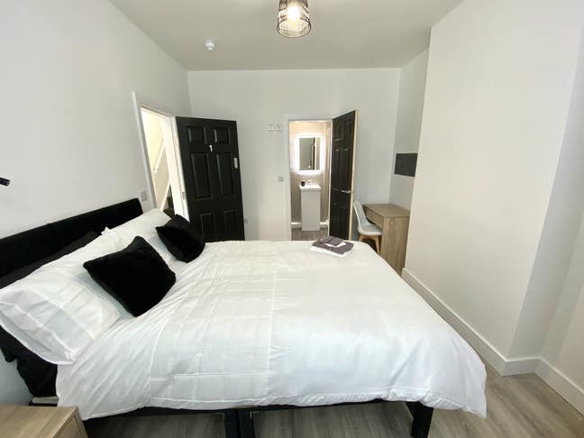 Close to Hospital & BET365 - Ensuite Rooms  Main Photo