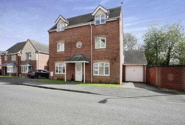 Double room to rent in a very quiet detached house Main Photo