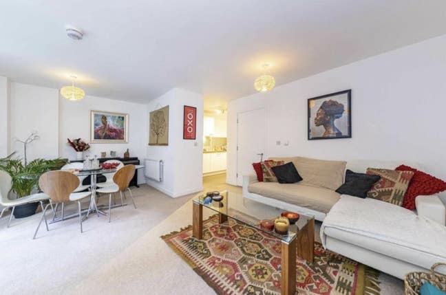 Large flat, BILLS INC, double bedroom w balc Main Photo