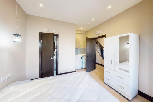 Beautiful Double En-Suite Room Close to Station Main Photo