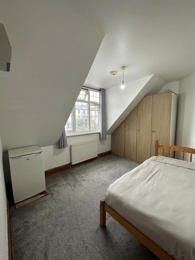 Large Room East Croydon Available NOW! Main Photo
