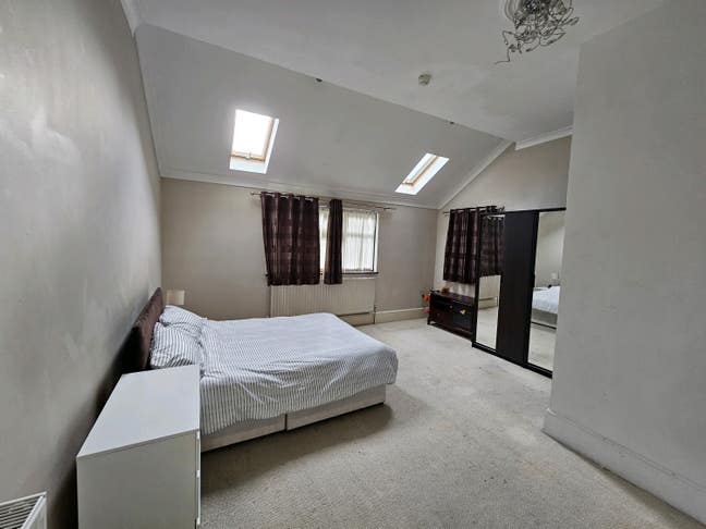 Massive Ensuite Room Near Train Station  Main Photo
