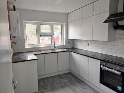 A newly refurbished house in a convenient location Main Photo